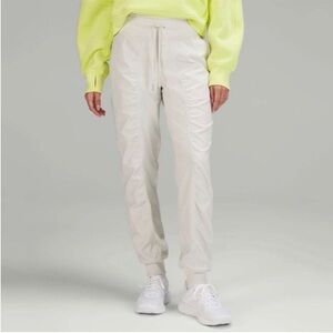 Lululemon Dance Studio Mid-Rise
Jogger *Full Length Bone Size 6
Activewear Gym